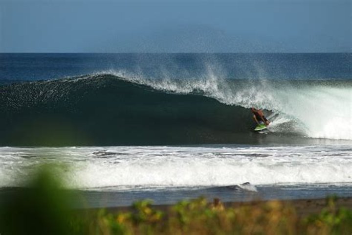 Can you surf in Cahuita?