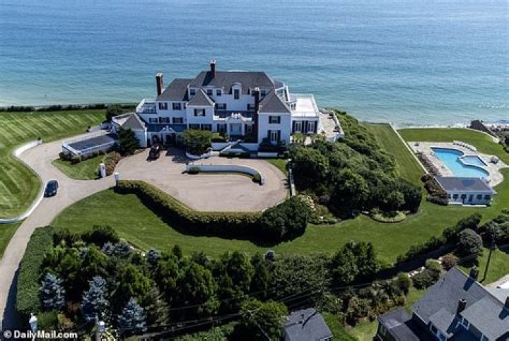 Does Sea island have dine in?