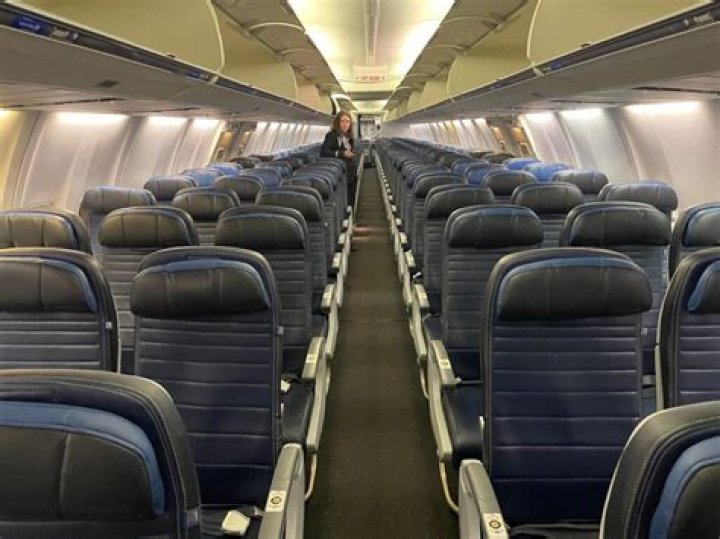 How many seats does a United 737-900 have?