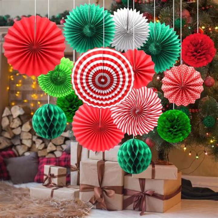 What decorations can I make with paper?