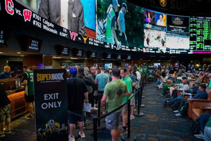 Where can I bet on sports in Vegas?