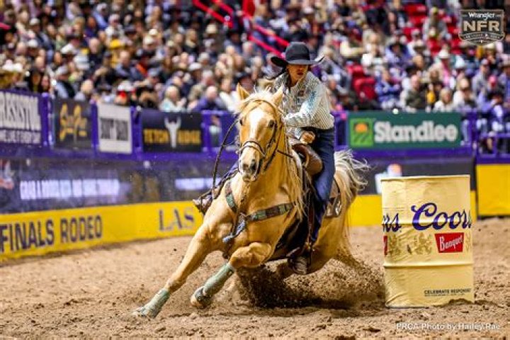 Who won Round 6 NFR barrel racing?