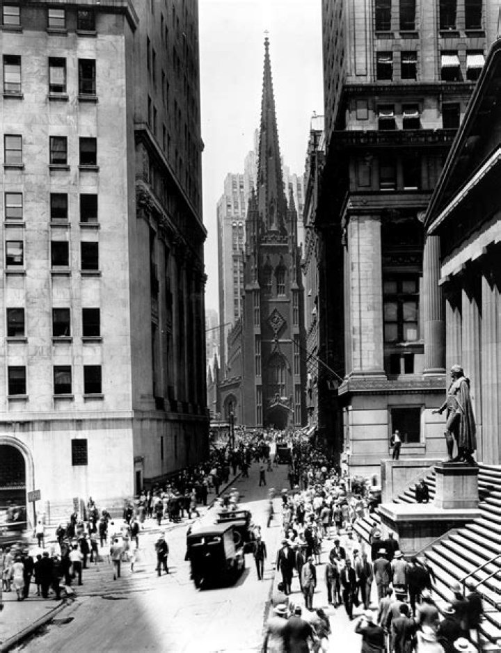 Why were motion pictures so popular in the 1920s?